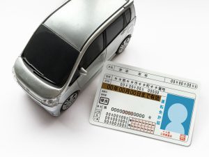 相手の車のナンバーと免許証